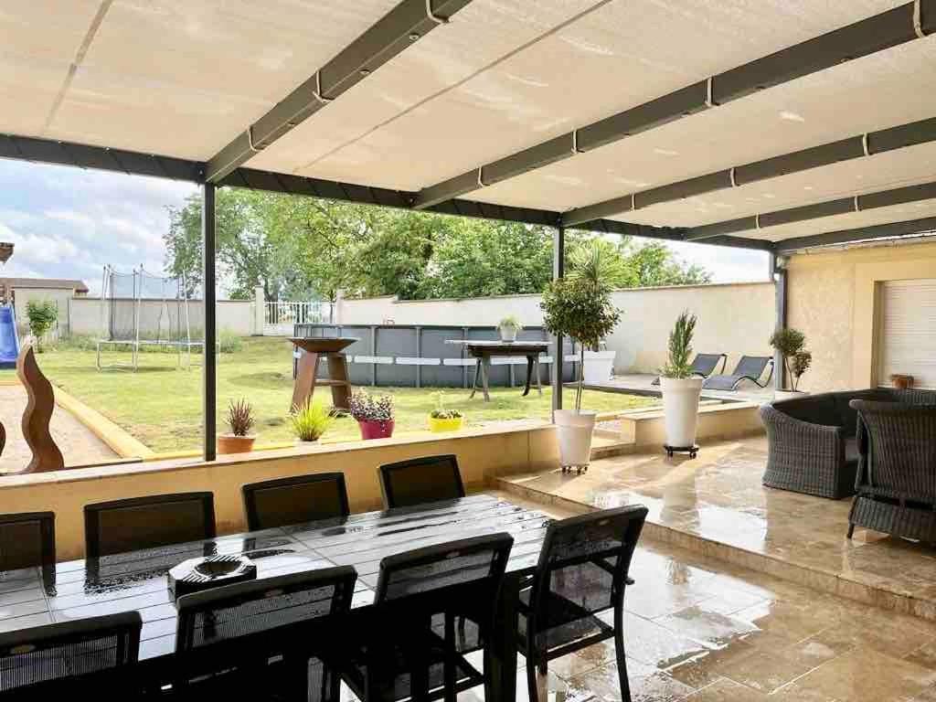 Le Retro Champlay Villa Екстериор снимка